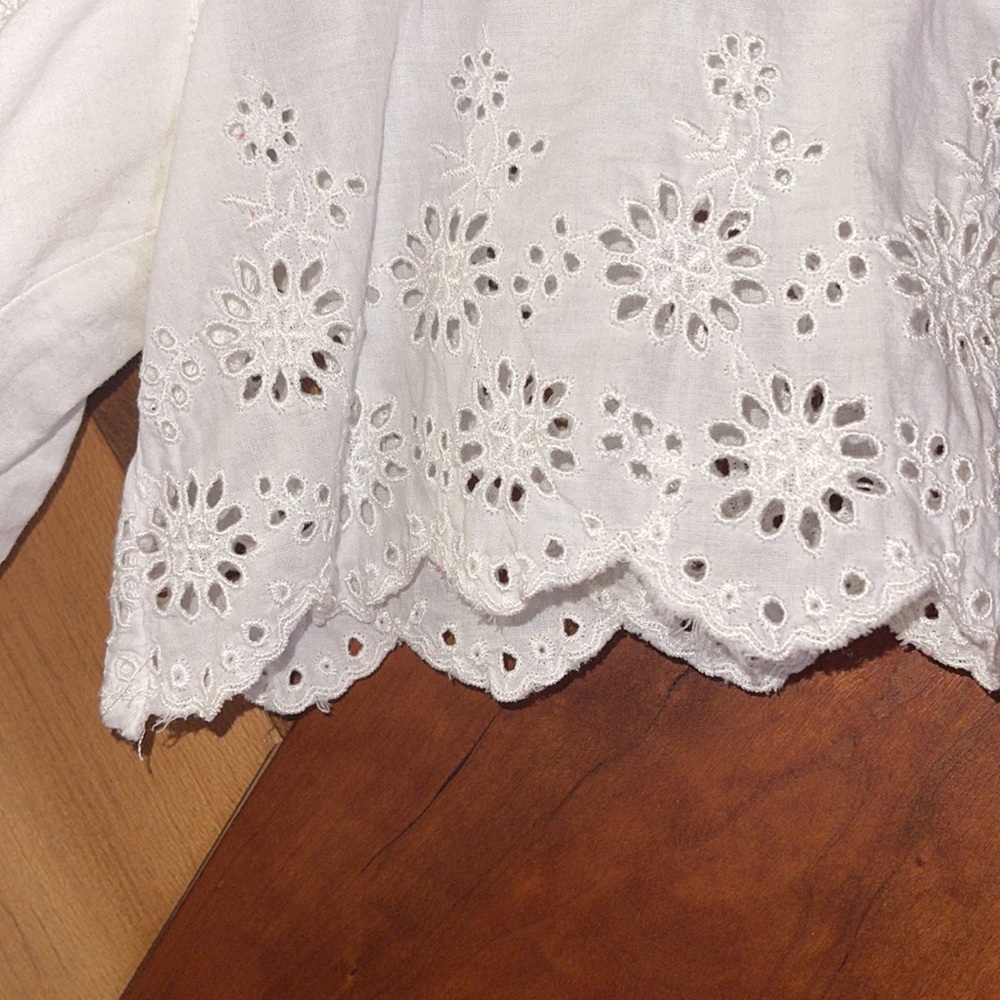 GAP- Eyelet Scalloped Top - Picture 2 of 5